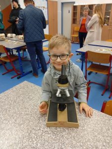 Den otevřených dveří ve školních lavicích i mimo ně