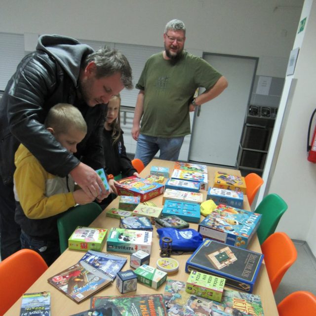 🃏SRPŠ - „Deskohraní“ 🎲

V naší škole proběhlo tradiční předvánoční „Deskohraní“ 🎲✨. Rodiče s dětmi si užili odpoledne plné skvělých deskových her, které si mohli společně vyzkoušet. Letos nás navštívila také odbornice na deskové hry, která trpělivě vysvětlovala pravidla a představila herní novinky.

Děti i rodiče odcházeli spokojení a inspirovaní — a možná už mají tipy na vánoční dárky 🎁🎄.

Děkujeme SRPŠ za skvělou organizaci ☺️

#zsprovaznicka #deskohrani #deskovehry