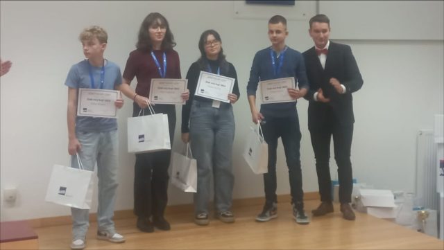 Tým žáků 9. ročníku na soutěži “Znáš svůj kraj?” na SŠ AHOL.
Děkujeme za skvělou reprezentaci školy!👏
#zsprovaznicka #znássvůjkraj #soutez #sšahol