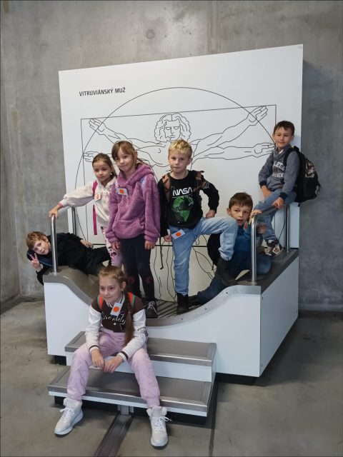 2.C zkoumala Velký svět techniky! 🧡⚙️
V pátek jsme si vyzkoušeli programování s Blue-boty, tvořili vlastní algoritmy a nakonec získali i „řidičáky“ na naše malé roboty. 🤖✨
Prošli jsme také interaktivní expozice, kde si každý našel něco, co ho bavilo – od pokusů až po zábavné technické experimenty. 🔍🔧
#zsprovaznicka #velkysvettechniky #dov #bluebot #programovani