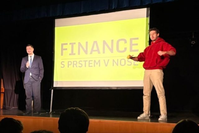 🎭💸 Osmáci v K-Triu
V pátek se žáci 8.A a 8.B zúčastnili zábavné přednášky o finanční gramotnosti. Dvojice herců v rolích podnikatele a zaměstnance představila svět financí pomocí humorných scén a situací.
Bylo to poučné, ale také jsme se hodně nasmáli! 😄
#zsprovaznicka #finančnígramotnost #financesprstemvnose #ktrio