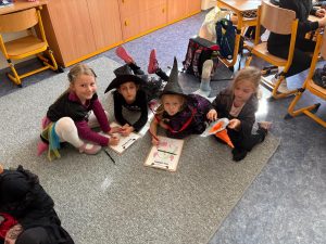 Společná halloweenská hodina 1.A a 1.B