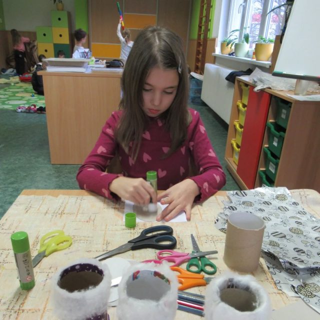 Mikulášská nadílka ve školní družině - II. oddělení (Sluníčka)

✨ Děti si v družině s nadšením vyráběly své vlastní mikulášské botičky. V den, kdy k nám zavítal Mikuláš s čertem, čekalo na děti překvapení – v jejich botičkách našly malou nadílku plnou radosti. 🎅🎁❤

#zsprovaznicka #mikulas #mikulaskanadilka