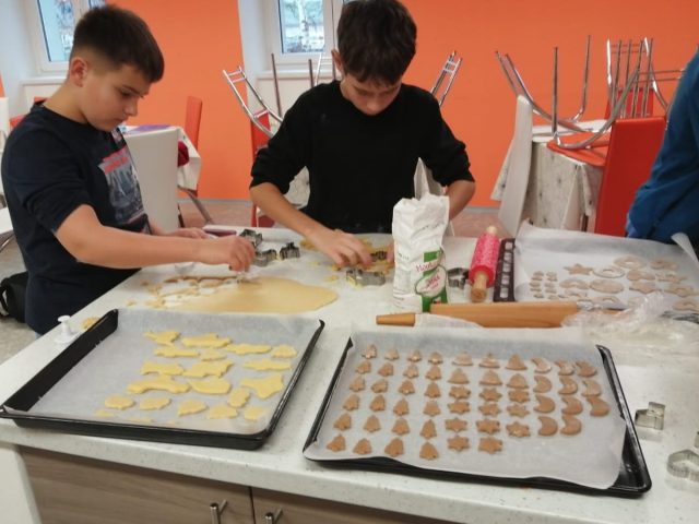 🎄Vánoce se kvapem blíží a k nim neodmyslitelně patří pečení cukroví. 🎄

Proto si žáci 7. B a 8.A vyhrnuli rukávy, rozpálili trouby a v pracovních činnostech upekli alespoň pár kousků. Perníčky a linecké cukroví rozvonělo nejen školní kuchyň. Přejeme krásné, pohodové a voňavé Vánoce.

#zsprovaznicka #pracovnicinnosti #peceni