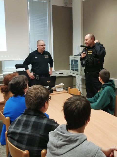 🚔7. A a B skončila ve středu 3. 12. 2025 na policii... obvodním oddělení v Hrabůvce, kde žáky čekala přednáška o činnosti policie. 👮‍♂️ 

Získali informace o jejím fungování, podívali se do výslechové místnosti i do cely. Žáci nakonec policisty zahrnuli spoustou dotazů, nejšikovnější tazatel získal policejní kšiltovku 👍

#zsprovaznicka #policiečr #ostravajih