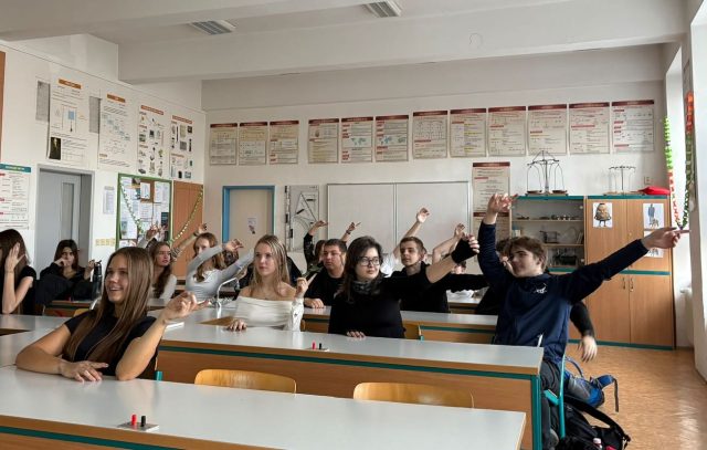 🔌⚡ Virtuálně v elektrárně s ČEZem ⚡🔌
Žáci 9.A a 9.B se podívali do jednoho z nejstřeženějších míst v ČR – Jaderné elektrárny Temelín. Třída 8.A se zase vydala za vodními, větrnými a solárními elektrárnami.
Vše probíhalo formou živého online vysílání plného animací, modelů, otázek a kvízů. Nechyběla ani soutěž o zajímavé ceny.

#zsprovaznicka #cez #temelin #elektrarna