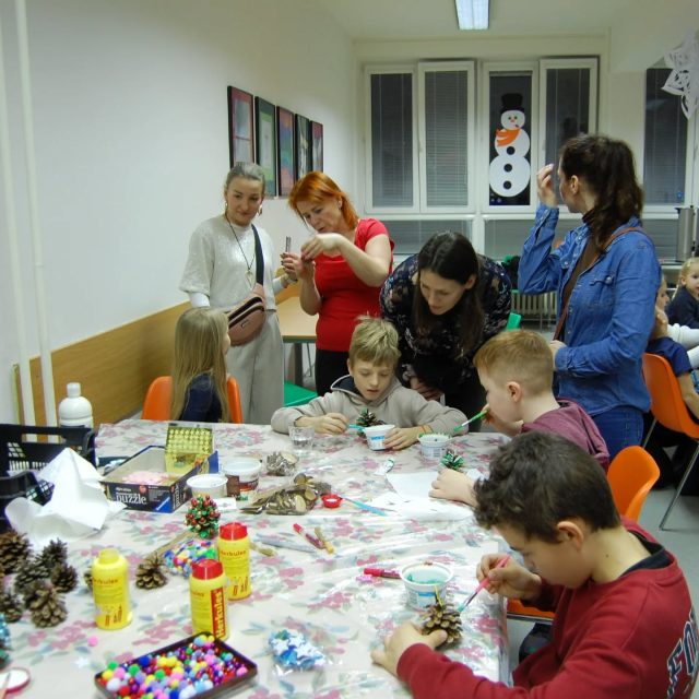 🎄ŠD Vánoční dílna ✂️✨

V naší školní družině se uskutečnila oblíbená Vánoční dílna . Rodiče s dětmi si společně užili tvořivé odpoledne plné andílků, zvonečků, stromečků i dalších krásných dekorací. 🔔 👼

Děti i rodiče odcházeli spokojení a plní vánoční nálady. ♥️

#zsprovaznicka #vanoce #vanocnidilna #tvoreni