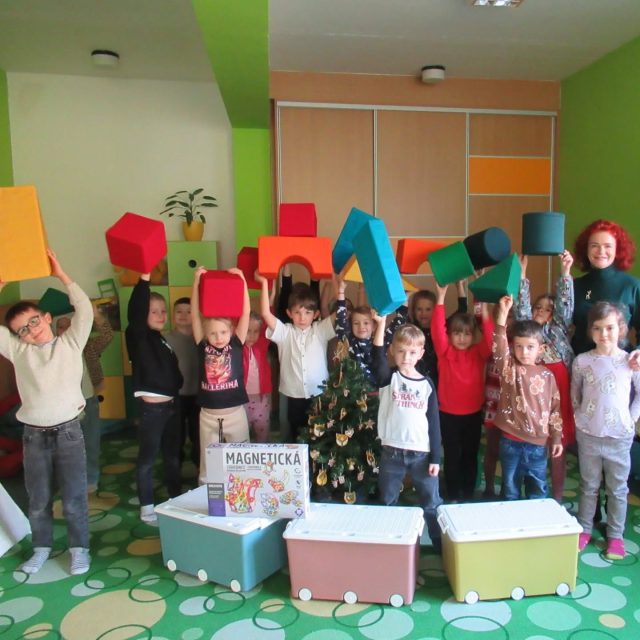 🎄ŠD Předvánoční chvíle ve II. oddělení ✨

V našem oddělení Sluníček jsme si před Vánocemi užili spoustu tvořivých a radostných chvil. 
Děti malovaly ozdoby na stromeček 🦊, který pak společně zdobily. ✨ Dočkaly se také vánoční nadílky. 🎁 Pod stromečkem děti našly pomůcky a hračky, ze kterých měly velkou radost. Molitanové kostky, magnetickou stavebnici, vozíčky a další.

Přejeme všem krásné vánoční svátky a do nového roku hodně zdraví, radosti a pohody. ♥️

#zsprovaznicka #vanoce #skolnidruzina